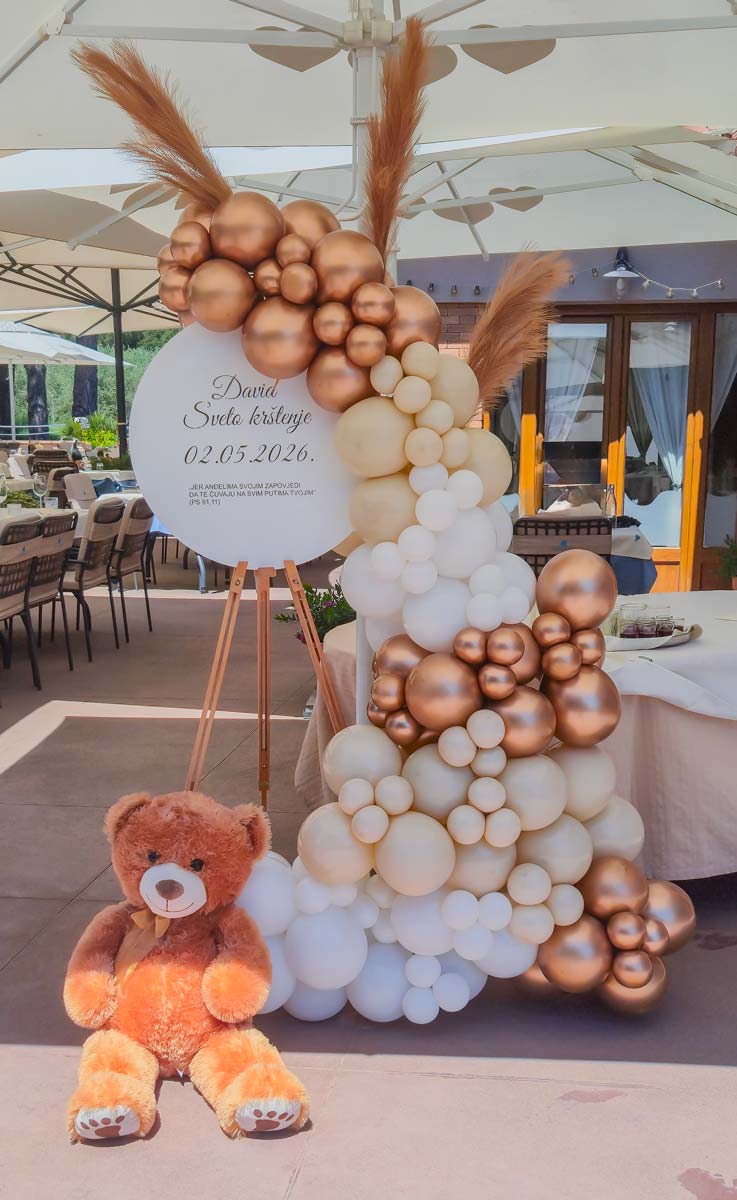 Dekoracija za krštenje s rose gold i bijelim balonima – Baloni Emma