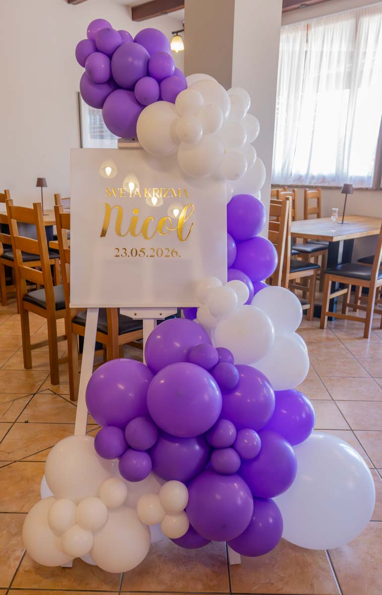 Elegantna dekoracija za krizmu s ljubičastim i bijelim balonima te personaliziranom pločom sa zlatnim natpisom - Baloni EMMA